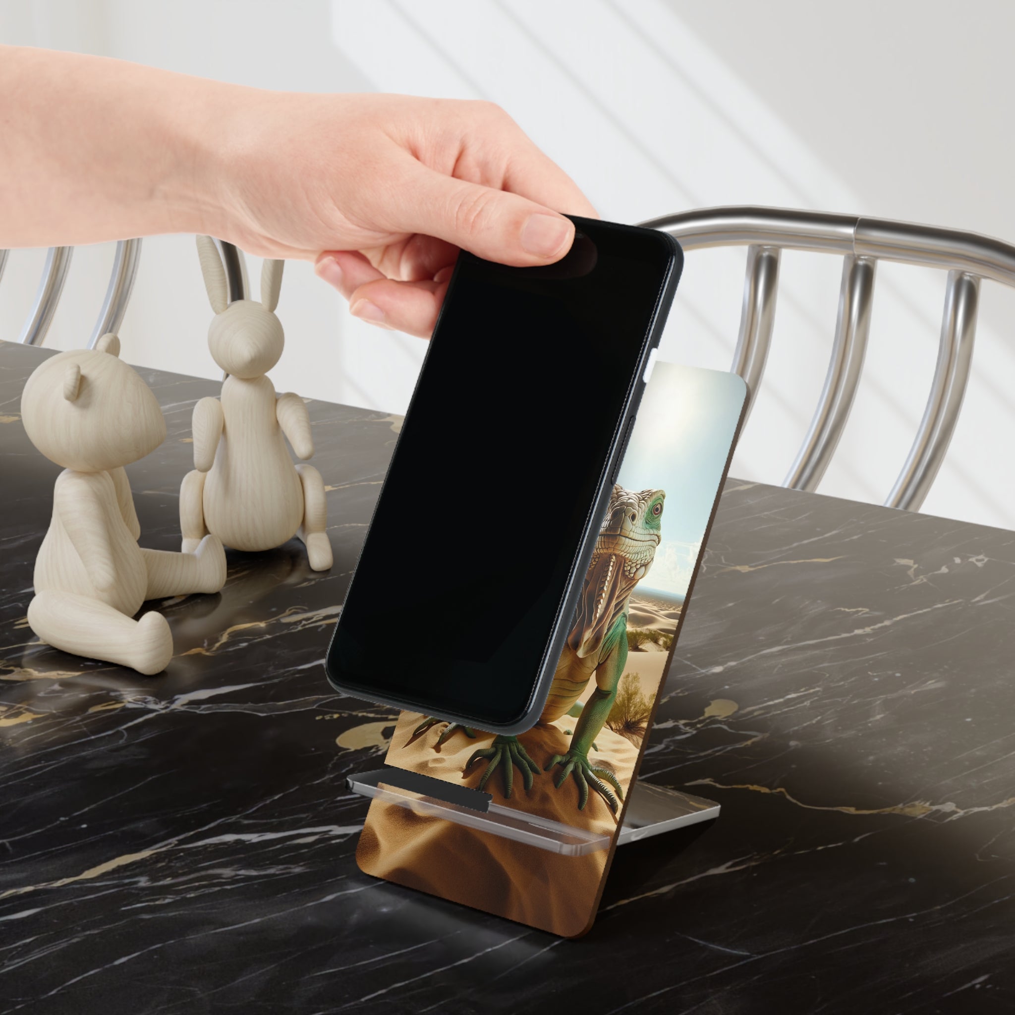 Curious Iguana - Smartphone Stand